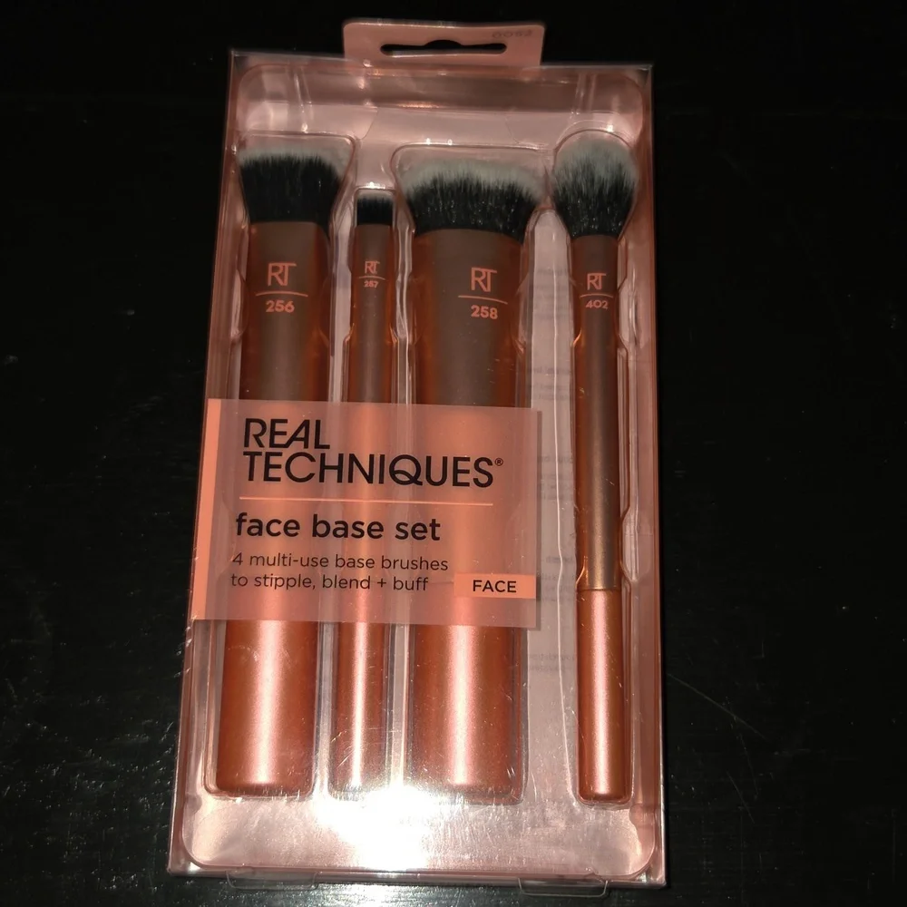 π Real Techniques Face Base Set of 4 Makeup Brushes NEW NWT Gift Idea - Picture 1 of 3